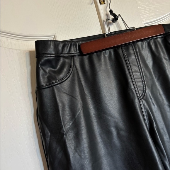Sanctuary black faux leather pull on crop pants size 1X - Picture 4 of 9